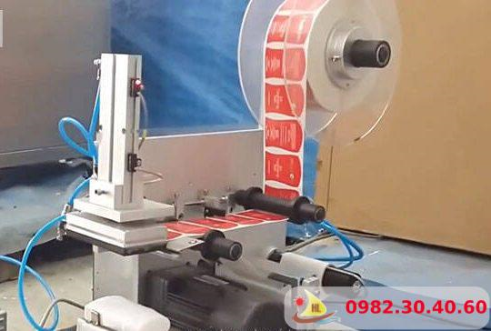 Máy Dán Nhãn Decal Chai Dẹp Và Vuông