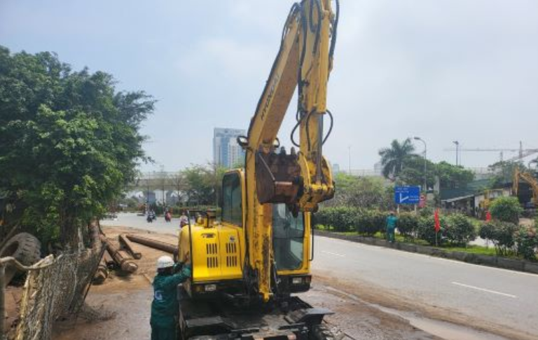 Máy đào bánh lốp Hyundai Robex 555W-7 SX 2008