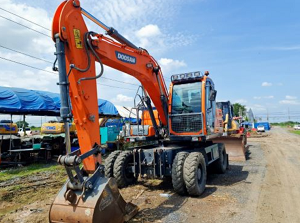 Máy đào Doosan DX140W, đời 2017, động cơ Doosan kim cơ