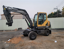 Máy đào bánh lốp Volvo EW55B